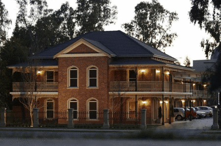 Carlyle Suites & Apartments - Accommodation Gladstone 0