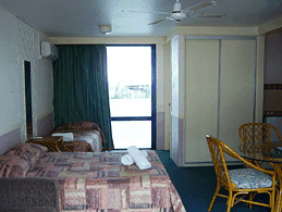 Club Surfers - Accommodation Gladstone 0