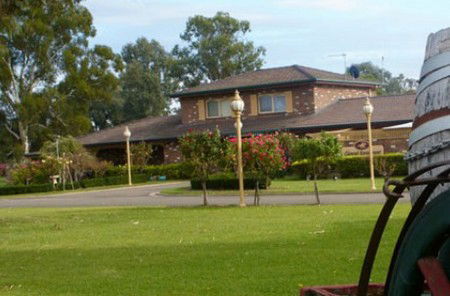 Carriage House Motor Inn - Accommodation Gladstone 0