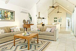 Absolute Beachfront Belongil Summerhouse - Accommodation Gladstone 1