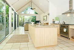 Absolute Beachfront Belongil Summerhouse - Accommodation Gladstone 2