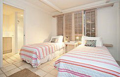Absolute Beachfront Belongil Summerhouse - Accommodation Gladstone 4