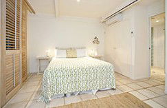 Absolute Beachfront Belongil Summerhouse - Accommodation Gladstone 5