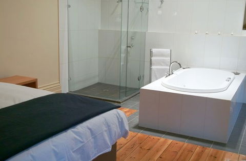 Park Hotel - Accommodation Gladstone 2