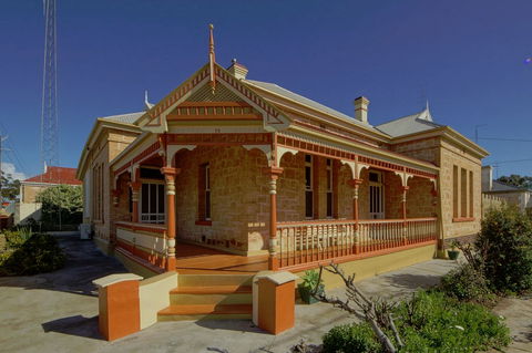 Myras Moonta Retreat - Accommodation Gladstone 0