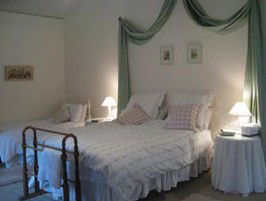 Peechabella Vineyards Bed & Breakfast - Accommodation Gladstone 1