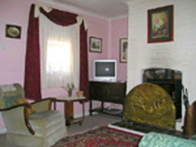 Hollyhock Cottage - Accommodation Gladstone 0