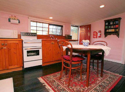 Hollyhock Cottage - Accommodation Gladstone 1
