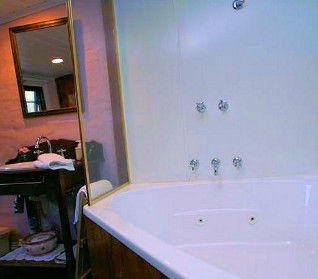 Hollyhock Cottage - Accommodation Gladstone 3