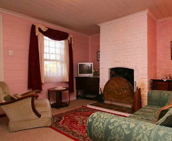 Hollyhock Cottage - Accommodation Gladstone 4