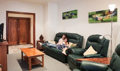 Artisan Spa Views Bed And Breakfast Cottage - Accommodation Gladstone 2