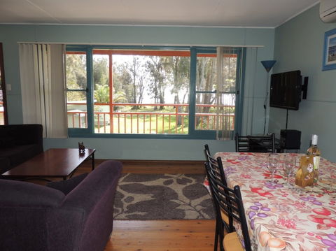 A Paradise Bungalow Waterfront - Accommodation Gladstone 3