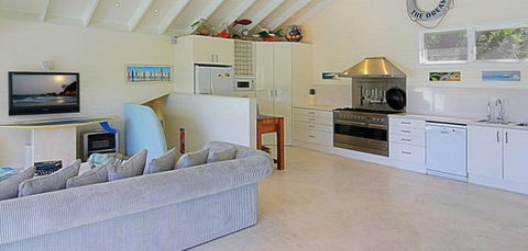 Beachcomber Beach House - Accommodation Gladstone 3