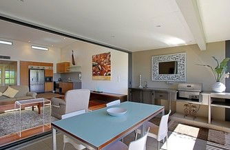 Beach House 17, East On Byron - Accommodation Gladstone 1