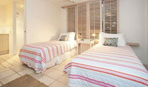Belongil Summerhouse - Accommodation Gladstone 0