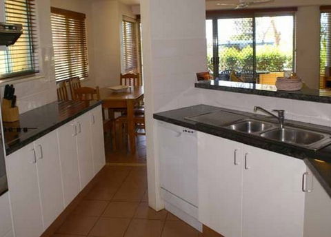 Airy Surfside Unit - Accommodation Gladstone 3