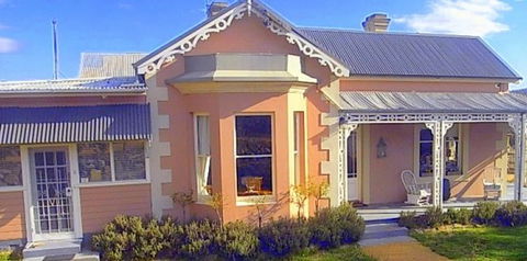 Cromwell House - Accommodation Gladstone 0