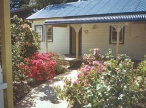AppleBlossom Cottage - Accommodation Gladstone 0