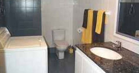 A Beach House Near Manly - Accommodation Gladstone 0
