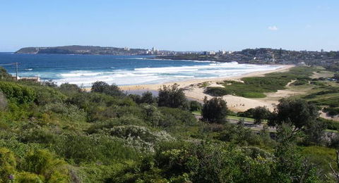 A Beach House Near Manly - Accommodation Gladstone 4