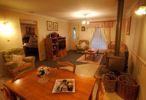 Honeysuckle Cottages And The Rocks Restaurant - Accommodation Gladstone 2