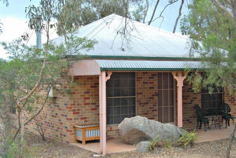 Honeysuckle Cottages And The Rocks Restaurant - Accommodation Gladstone 3