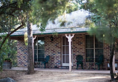 Honeysuckle Cottages And The Rocks Restaurant - Accommodation Gladstone 4