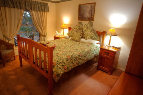 Honeysuckle Cottages And The Rocks Restaurant - Accommodation Gladstone 5