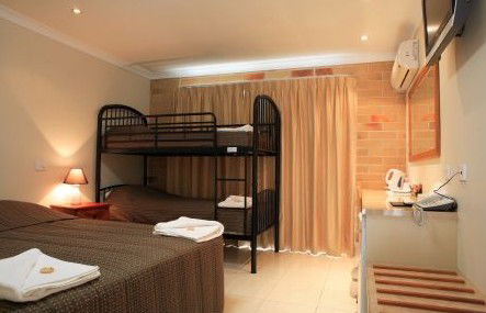 Emerald Central Palms Motel - Accommodation Gladstone 0