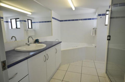 Roydon Beachfront Holiday Apartments - Accommodation Gladstone 11