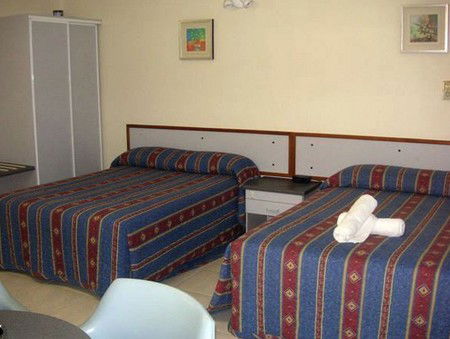 Cairns Holiday Lodge - Accommodation Gladstone 1