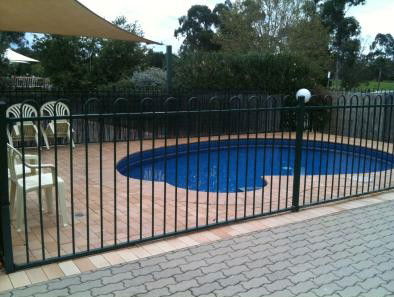 Golden Guitar Motor Inn - Accommodation Gladstone 0