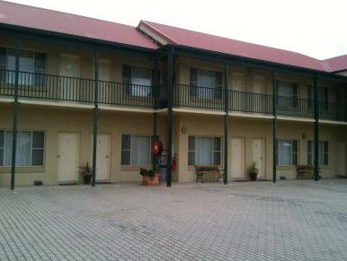 Golden Guitar Motor Inn - Accommodation Gladstone 3