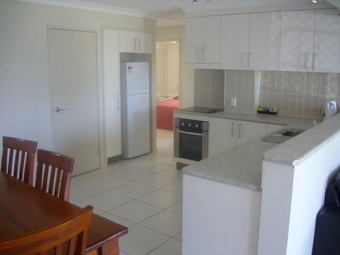 L'Amor Holiday Apartments - Accommodation Gladstone 3