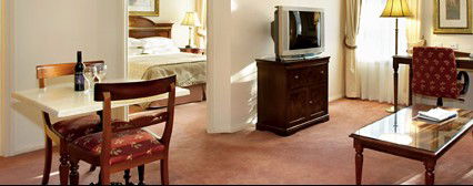 Canterbury International Hotel - Accommodation Gladstone 1