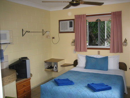 Paradise Court Holiday Units - Accommodation Gladstone 3