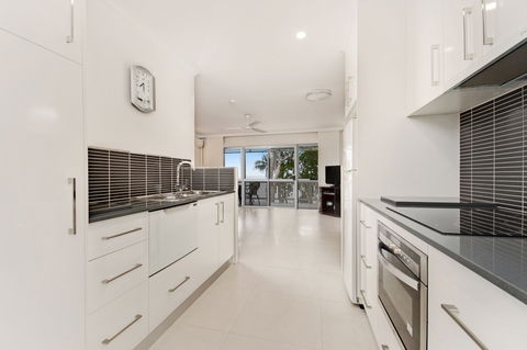 Marlin Waters Beachfront Apartments - Accommodation Gladstone 3
