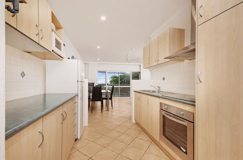Marlin Waters Beachfront Apartments - Accommodation Gladstone 4