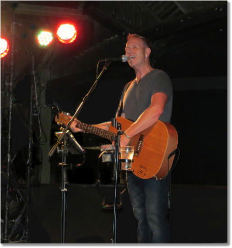 Jon J Bradley Entertainer - Accommodation Gladstone 0