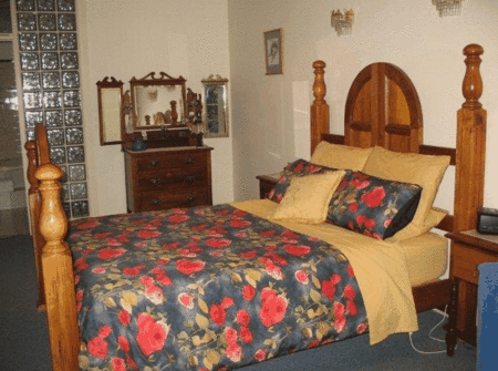 Cedars Indulgence Retreat - Accommodation Gladstone 0