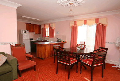 Hatchers Manor - Accommodation Gladstone 2