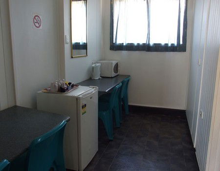 Cool Palms Motel - Accommodation Gladstone 0