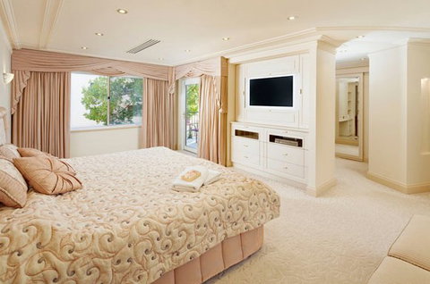 The Peninsula - Accommodation Gladstone 0