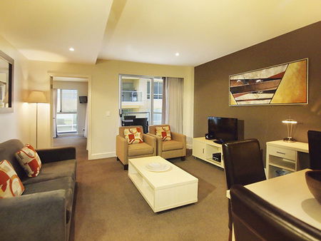 Oaks Plaza Pier - Accommodation Gladstone 2