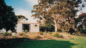 R&r Country Cottage - Accommodation Gladstone 0