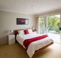 The Lake Limo - Accommodation Gladstone