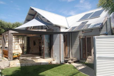 The Treehouse - Accommodation Gladstone 0