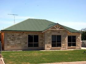 Juno Court Holiday Retreat - Accommodation Gladstone 0