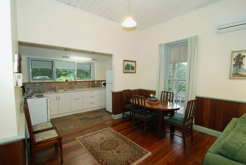 Fernridge Farm Cottage - Accommodation Gladstone 5