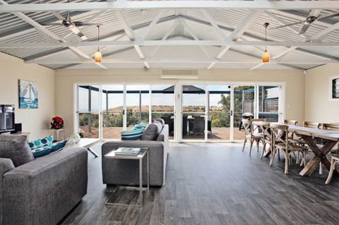 Coral Sands Luxury Beach House - Accommodation Gladstone 0